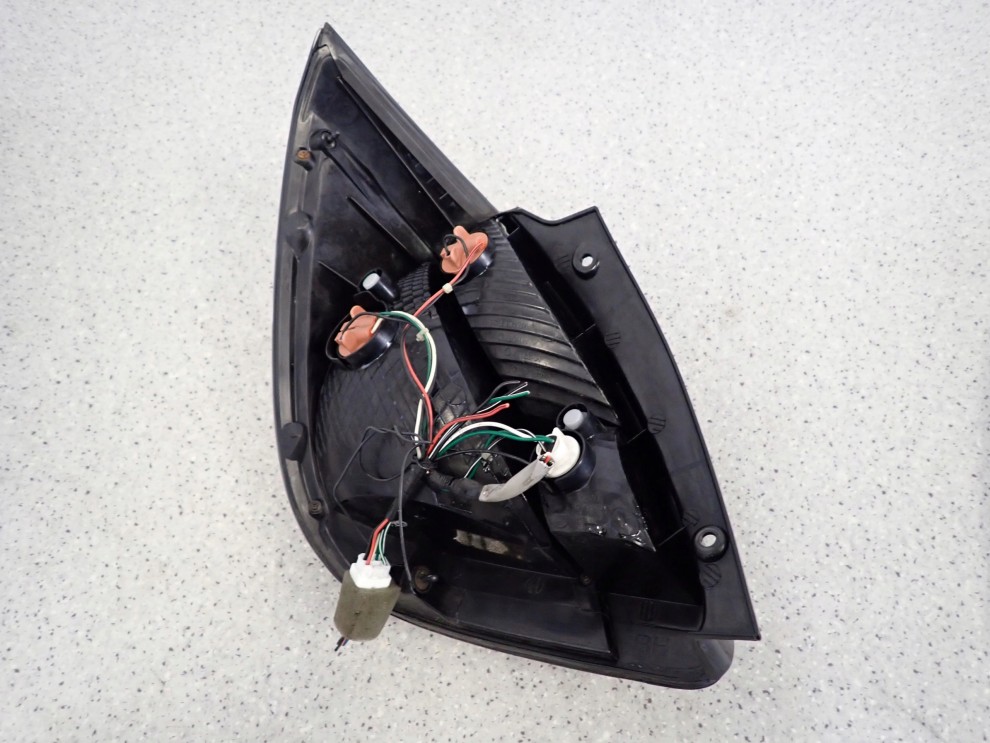 KIA RIO II 05-10 LAMPA TYLNA PRAWA 7/8