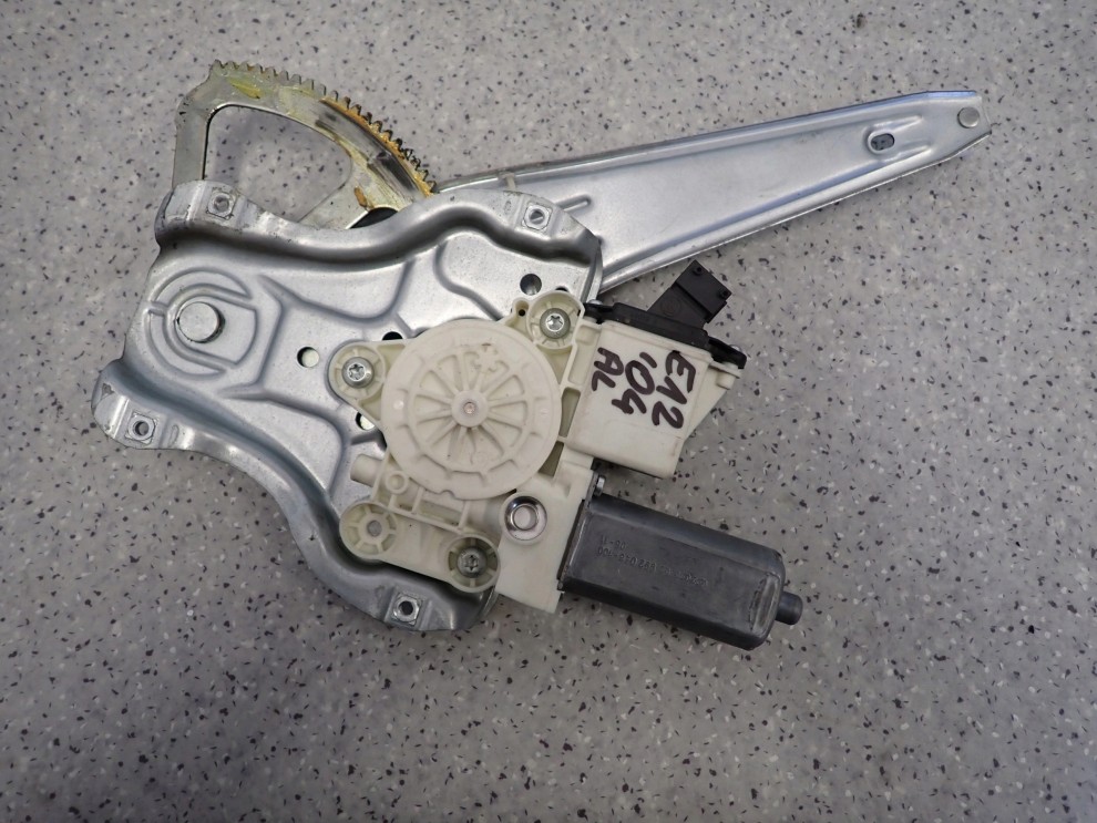 TOYOTA COROLLA E12 02- PODNOŚNIK SZYBY TYLNY LEWY 1/4