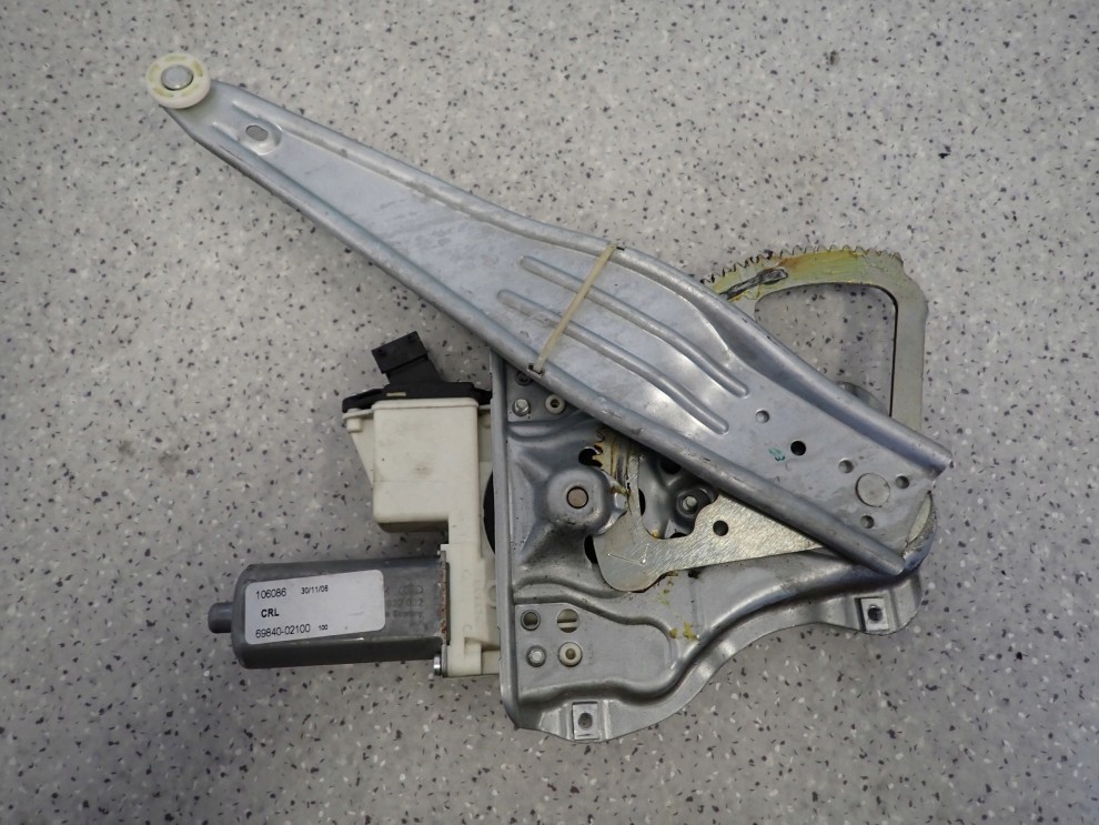 TOYOTA COROLLA E12 02- PODNOŚNIK SZYBY TYLNY LEWY 3/4