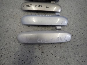 MITSUBISHI COLT 04- KLAMKA DRZWI PRZEDNICH TYLNYCH LEWYCH 2/6 MINIATURA