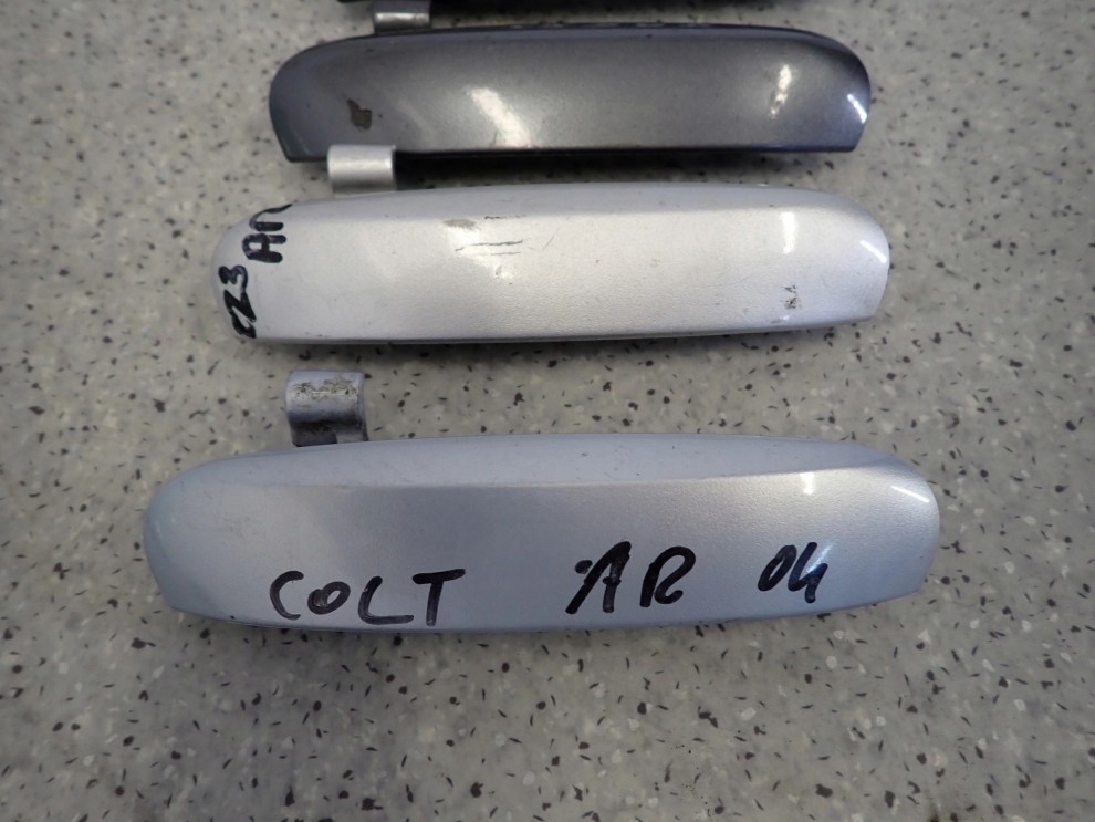 MITSUBISHI COLT 04- KLAMKA DRZWI PRZEDNICH TYLNYCH PRAWYCH 3/6