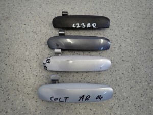 MITSUBISHI COLT 04- KLAMKA DRZWI PRZEDNICH TYLNYCH PRAWYCH 1/6 MINIATURA