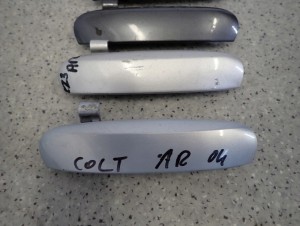 MITSUBISHI COLT 04- KLAMKA DRZWI PRZEDNICH TYLNYCH PRAWYCH 3/6 MINIATURA