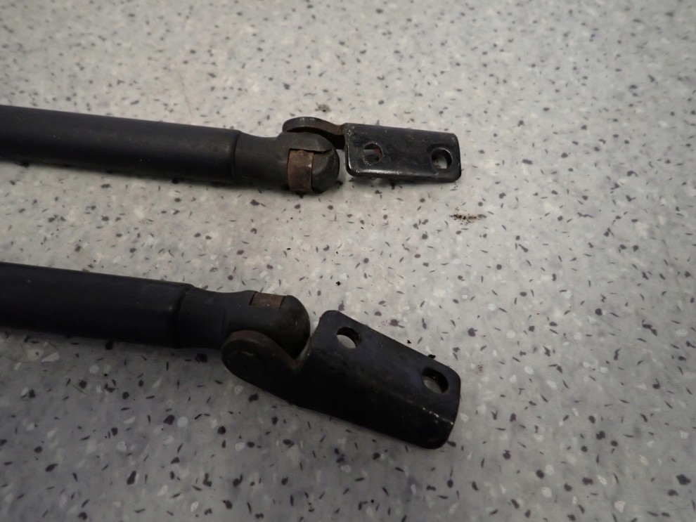 MITSUBISHI COLT 04-08 5d SIŁOWNIKI KLAPY BAGAŻNIKA 2/2