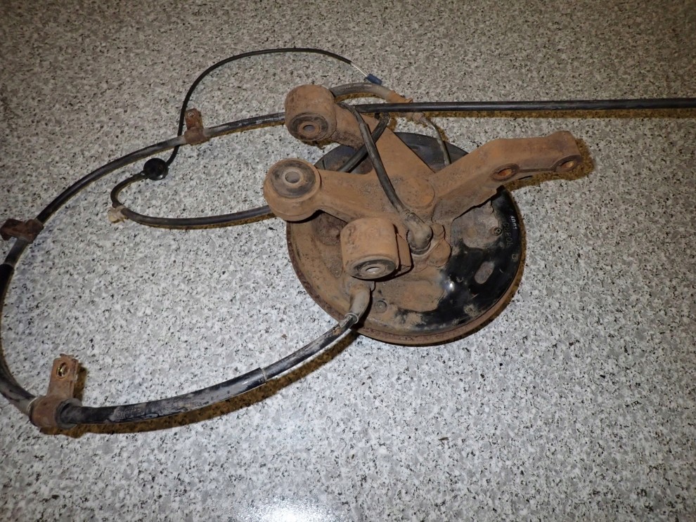 SUZUKI LIANA 01-07 ZWROTNICA PIASTA TYLNA LEWA 9/11