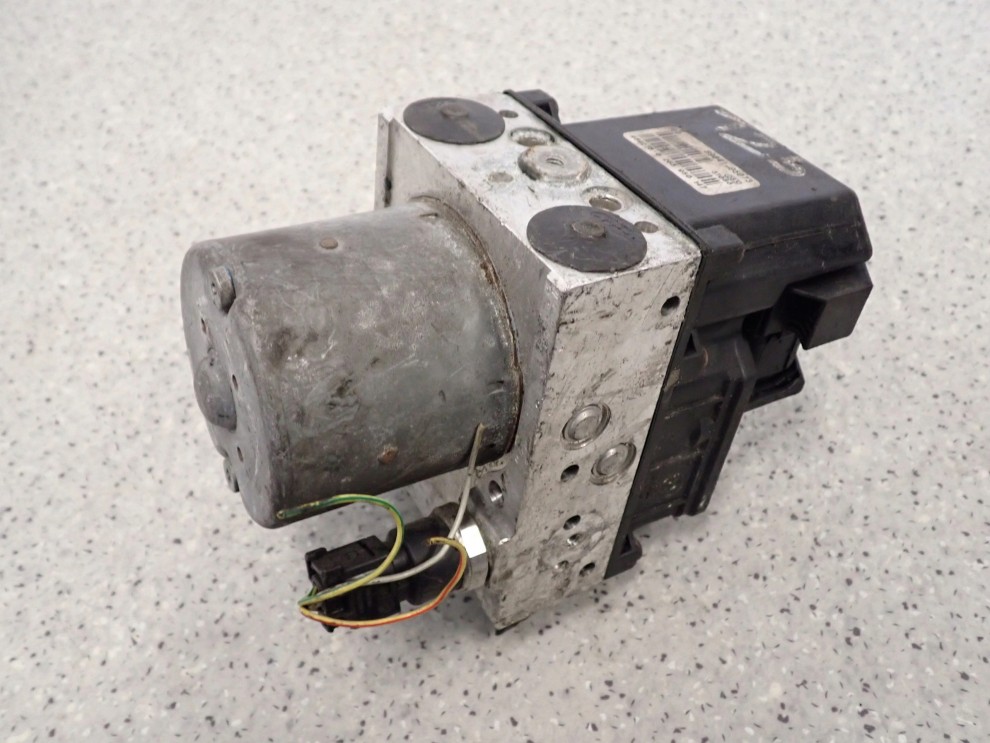 TOYOTA AVENSIS T25 02- POMPA ABS 7/8