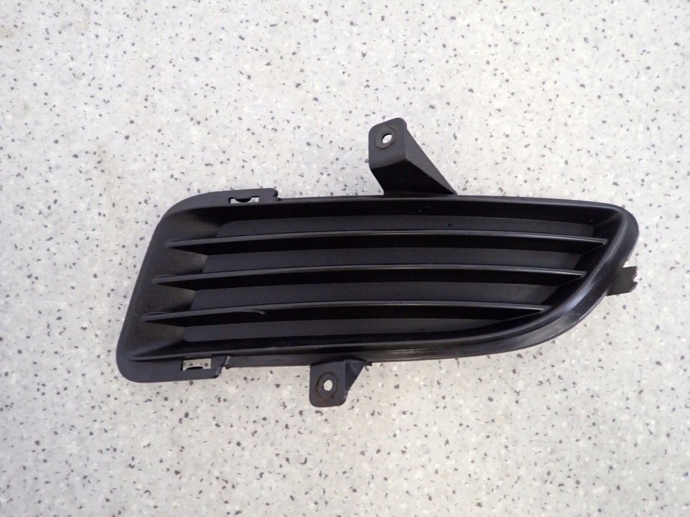 HYUNDAI SONATA V 05-07 ZAŚLEPKA KRATKA HALOGENU PRZEDNIA PRAWA 1/2