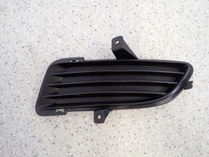 HYUNDAI SONATA V 05-07 ZAŚLEPKA KRATKA HALOGENU PRZEDNIA PRAWA 1/2 MINIATURA