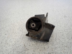 SUZUKI ALTO 1.0i 09 - PODUSZKA SILNIKA PRAWA 3/6 MINIATURA