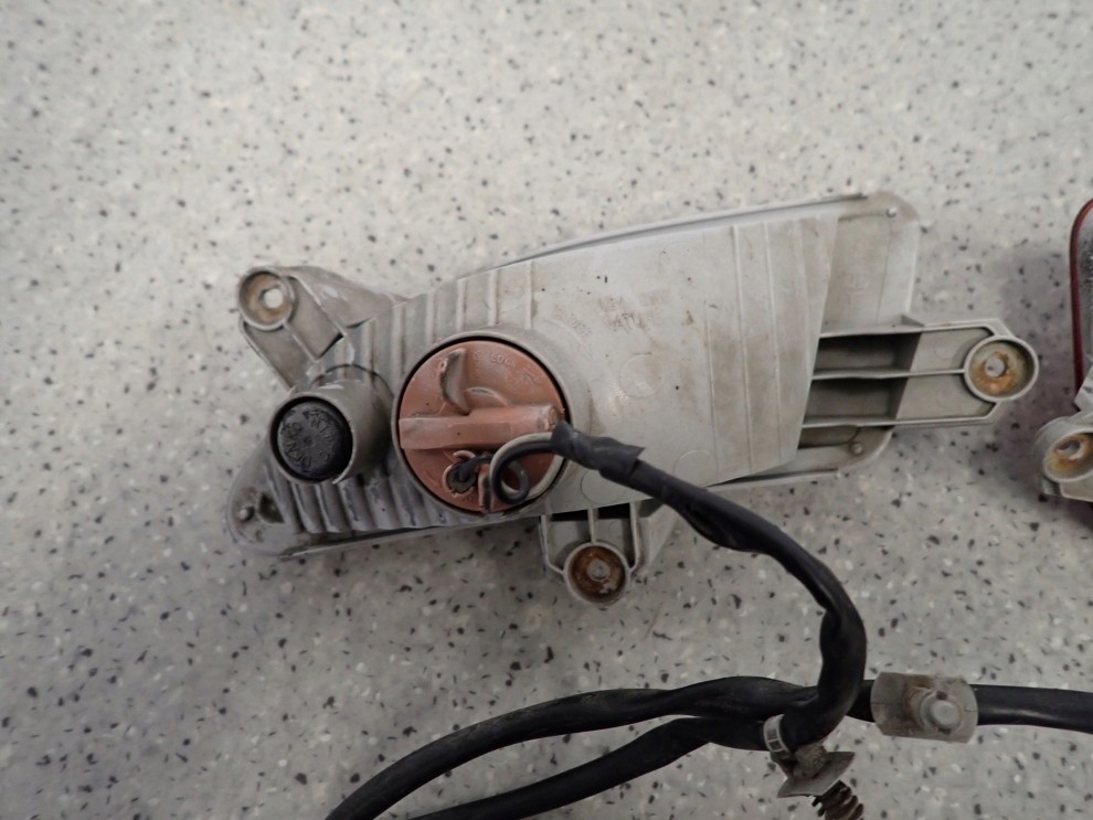 KIA RIO II 10-11 LAMPA TYLNA PRZECIWMGIELNA LAMPY KOMPLET 8/11