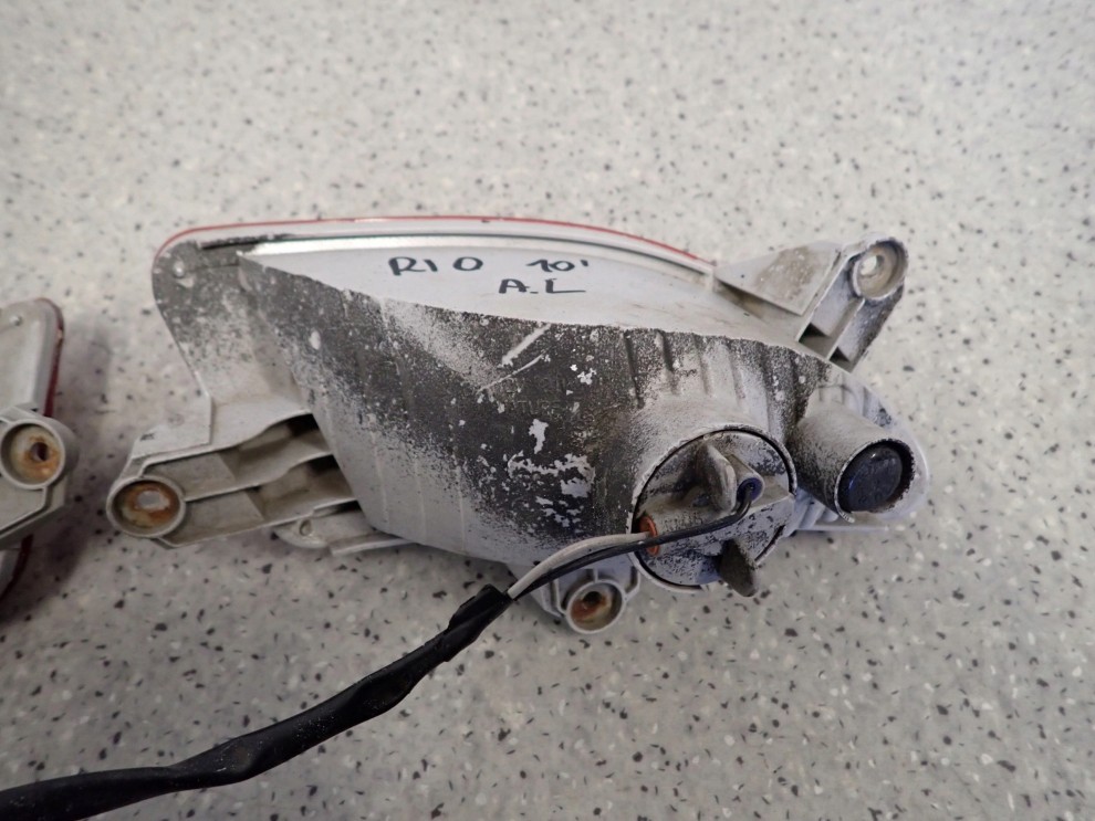 KIA RIO II 10-11 LAMPA TYLNA PRZECIWMGIELNA LAMPY KOMPLET 9/11