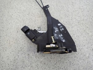 TOYOTA COROLLA E12 HB JP 02- ZAMEK DRZWI TYLNY LEWY 2/5 MINIATURA