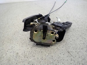 TOYOTA COROLLA E12 HB JP 02- ZAMEK DRZWI TYLNY LEWY 3/5 MINIATURA