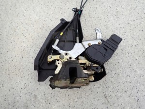 TOYOTA COROLLA E12 HB JP 02- ZAMEK DRZWI TYLNY LEWY 4/5 MINIATURA