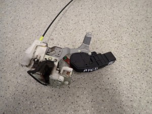 TOYOTA AYGO 05-12 ZAMEK TYLNY LEWY SIŁOWNIK