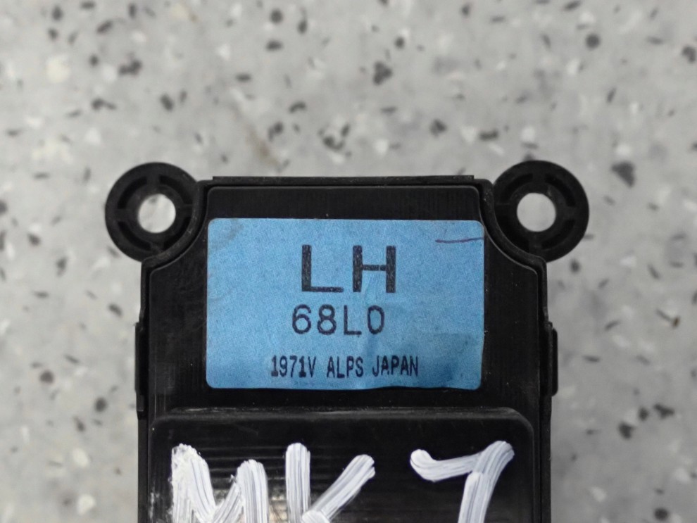 SUZUKI SWIFT MK7 10- PANEL STEROWANIA SZYB LEWY 2 SZYBY 6/6