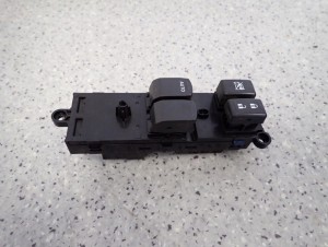 SUZUKI SWIFT MK7 10- PANEL STEROWANIA SZYB LEWY 2 SZYBY 1/6 MINIATURA