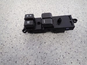 SUZUKI SWIFT MK7 10- PANEL STEROWANIA SZYB LEWY 2 SZYBY 2/6 MINIATURA