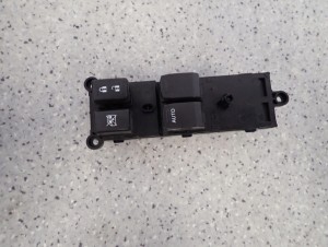 SUZUKI SWIFT MK7 10- PANEL STEROWANIA SZYB LEWY 2 SZYBY 3/6 MINIATURA