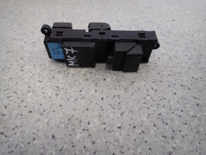 SUZUKI SWIFT MK7 10- PANEL STEROWANIA SZYB LEWY 2 SZYBY 4/6 MINIATURA