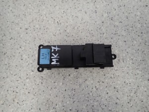 SUZUKI SWIFT MK7 10- PANEL STEROWANIA SZYB LEWY 2 SZYBY 5/6 MINIATURA