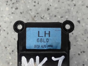 SUZUKI SWIFT MK7 10- PANEL STEROWANIA SZYB LEWY 2 SZYBY 6/6 MINIATURA