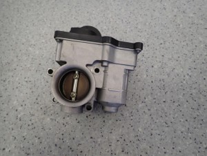 NISSAN MICRA K12 1.2 BENZYNA 02-10 PRZEPUSTNICA POWIETRZA 1/9 MINIATURA