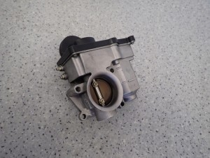 NISSAN MICRA K12 1.2 BENZYNA 02-10 PRZEPUSTNICA POWIETRZA 6/9 MINIATURA