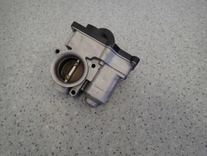 NISSAN MICRA K12 1.2 BENZYNA 02-10 PRZEPUSTNICA POWIETRZA 9/9 MINIATURA