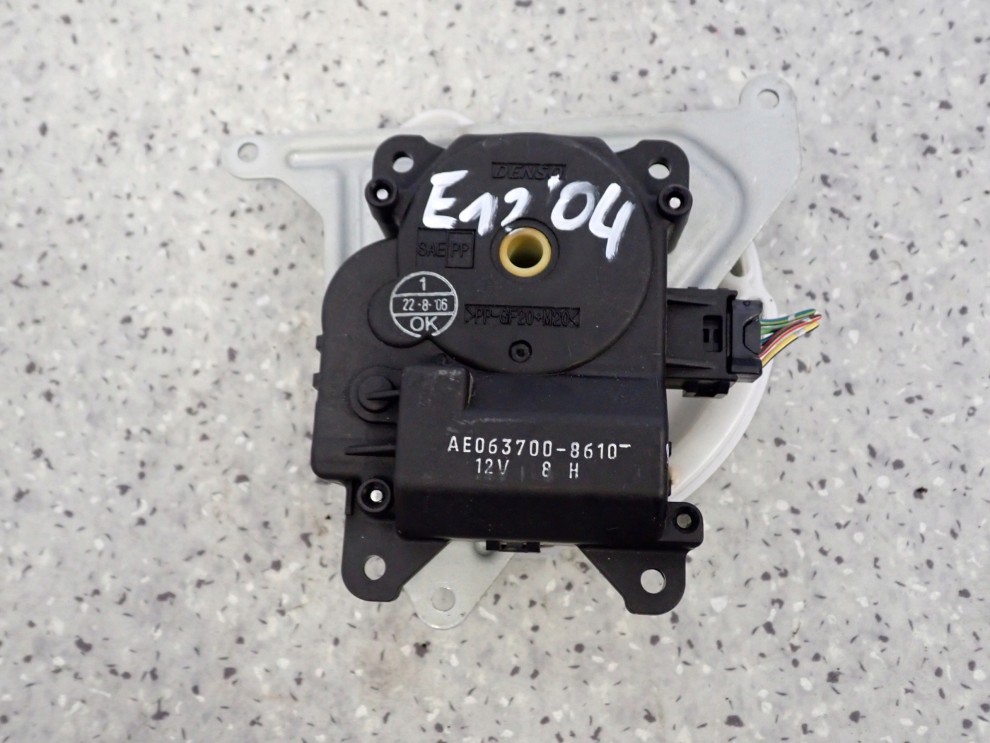 TOYOTA COROLLA E12 02-07 SILNICZEK NAGRZEWNICY 1/3