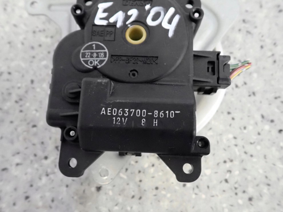 TOYOTA COROLLA E12 02-07 SILNICZEK NAGRZEWNICY 2/3