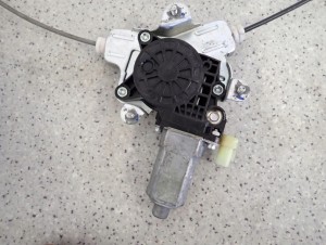 HYUNDAI GETZ 02- 10 PODNOSNIK SZYBY PRZÓD LEWY 2/4 MINIATURA