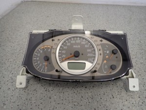 NISSAN ALMERA TINO 1.8 BENZYNA 00-06 ZEGARY ZESTAW WSKAŻNIKÓW BU000 1/8 MINIATURA