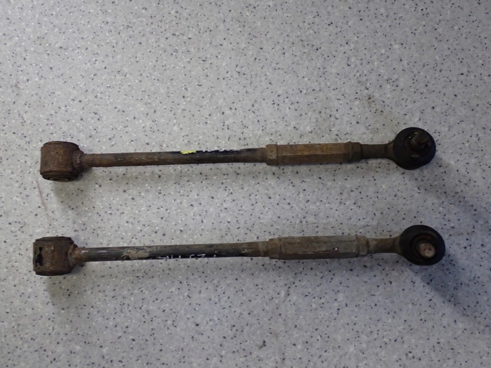 TOYOTA AVENSIS T25 03-07 WAHACZ TYLNY Z SWORZNIEM LEWY LUB PRAWY 2/4