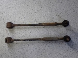 TOYOTA AVENSIS T25 03-07 WAHACZ TYLNY Z SWORZNIEM LEWY LUB PRAWY 2/4 MINIATURA