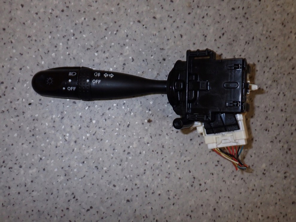 TOYOTA COROLLA 02-07 E12 PRZEŁĄCZNIK ŚWIATEŁ 1/5