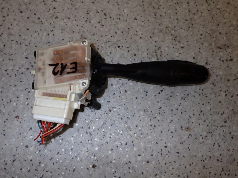 TOYOTA COROLLA 02-07 E12 PRZEŁĄCZNIK ŚWIATEŁ 4/5