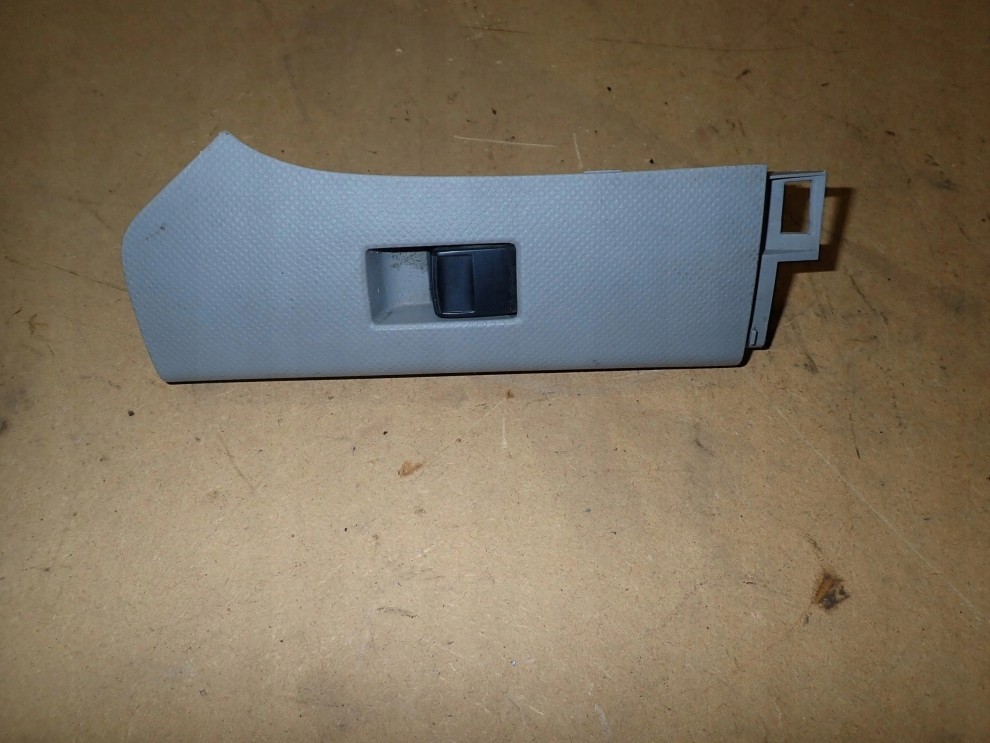 TOYOTA YARIS II 06-12 PRZEŁĄCZNIK SZYB PRAWY 1/3