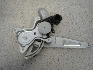 TOYOTA RAV4 RAV 4 II 5D 00-05 PODNOŚNIK SZYBY TYLNY PRAWY 3/5 MINIATURA