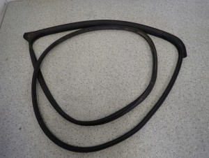 SUZUKI CELERIO 14-19 USZCZELKA DRZWI TYLNYCH LEWYCH 2/2 MINIATURA