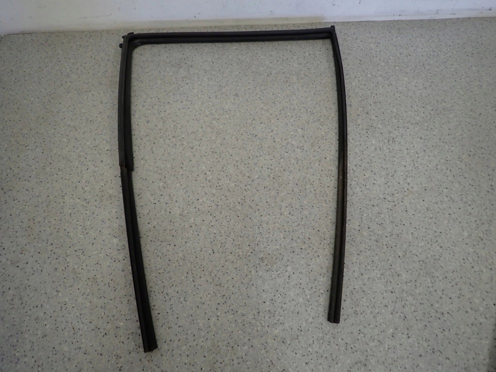 SUZUKI CELERIO 14-19 USZCZELKA PROWADZENIA SZYBY DRZWI TYŁ LEWY 1/2