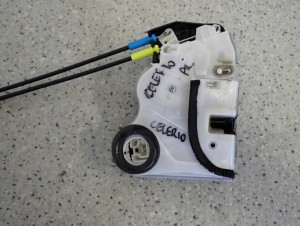 SUZUKI CELERIO 14-19 ZAMEK DRZWI TYŁ LEWYCH 4/4 MINIATURA