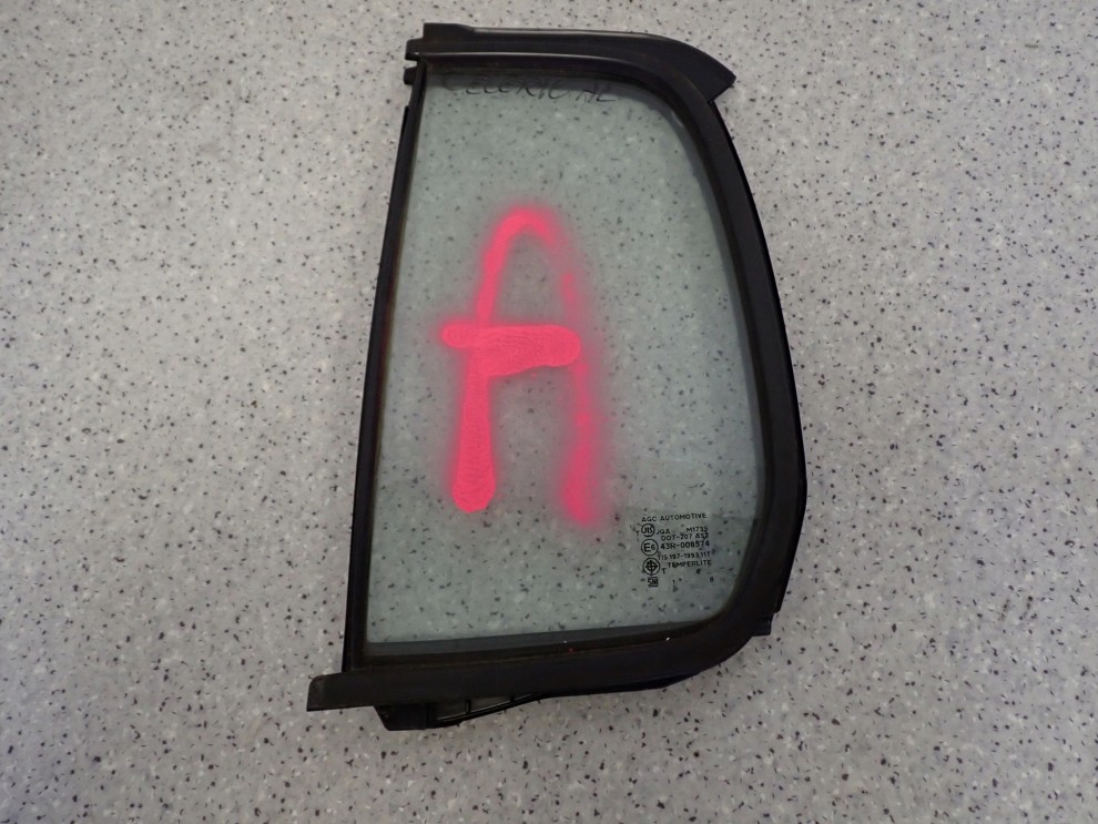 SUZUKI CELERIO 14-19 SZYBA DRZWIOWA TYLNA LEWA STAŁA 1/2