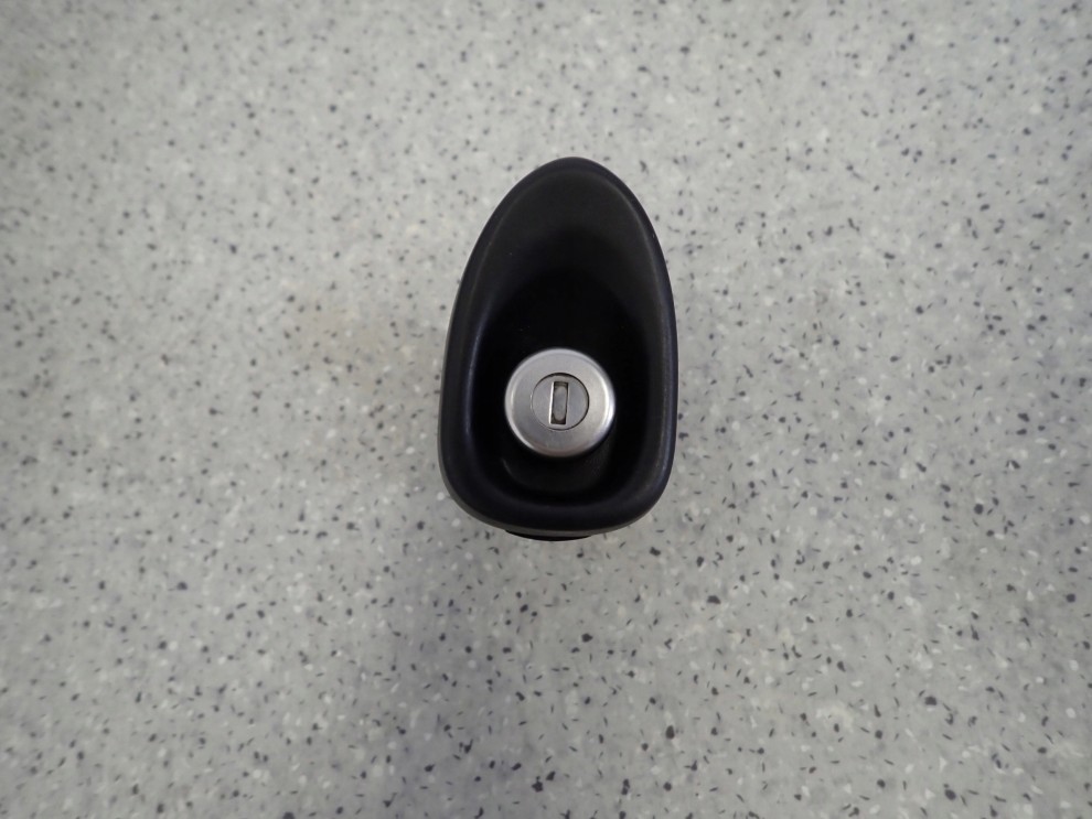 TOYOTA YARIS II 06- BĘBENEK KLAPY BAGAŻNIKA KLAMKA 1/6