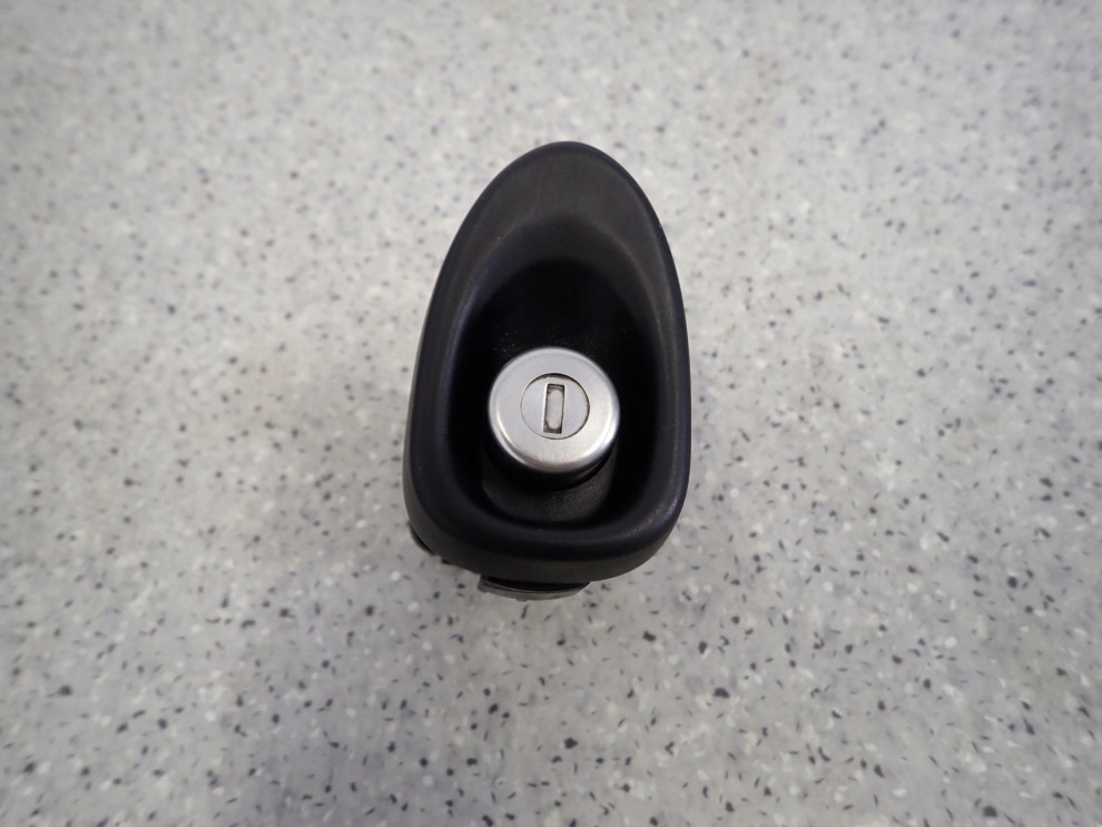 TOYOTA YARIS II 06- BĘBENEK KLAPY BAGAŻNIKA KLAMKA 2/6