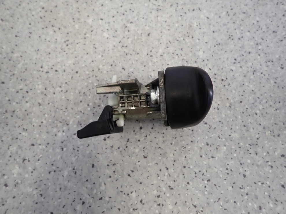 TOYOTA YARIS II 06- BĘBENEK KLAPY BAGAŻNIKA KLAMKA 4/6