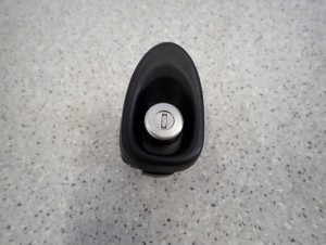 TOYOTA YARIS II 06- BĘBENEK KLAPY BAGAŻNIKA KLAMKA 2/6 MINIATURA