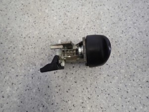 TOYOTA YARIS II 06- BĘBENEK KLAPY BAGAŻNIKA KLAMKA 4/6 MINIATURA