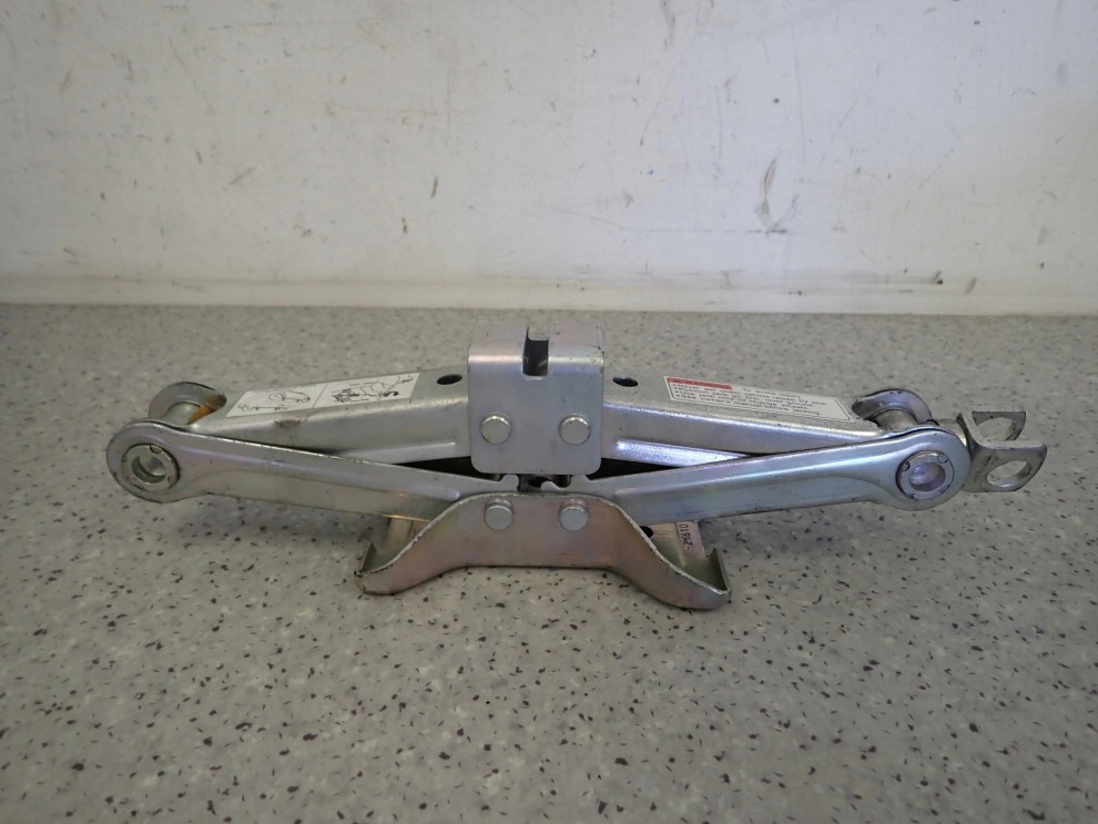 NISSAN LEWAREK PODNOŚNIK SAMOCHODOWY 3/4