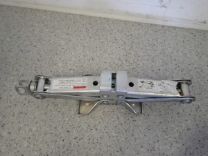 NISSAN LEWAREK PODNOŚNIK SAMOCHODOWY 2/4 MINIATURA